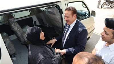 محافظ المنوفية يسلم سيارة جديدة لأسرة مالك ميكروباص حادث الإقليمي