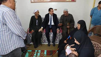 محافظ المنوفية يعزي أسرة سائق 