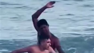 أنقذه وضربه.. مقطع فيديو لغواص في الإسكندرية انتشل شابا من بين الأمواج يحظى بإشادة المتابعين