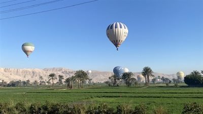 سماء الأقصر تتزين بـ20 رحلة بالون طائر تقل 400 سائح من مختلف الجنسيات