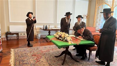 وفد حاخامات يهود يزور السفارة الإيرانية في لندن للتعزية في ضحايا الحرب مع إسرائيل