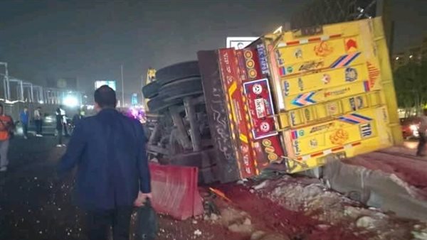 سيارة تريلا تدهس