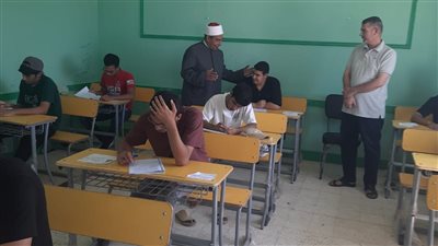 طلاب أدبي الثانوية الأزهرية يؤدون امتحان مادة البلاغة اليوم