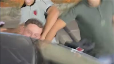 طبيب يتهم أفراد أمن قرية سياحية في العلمين بالاعتداء عليه هو وزوجته ومحاولة الاستيلاء على سيارته | صور