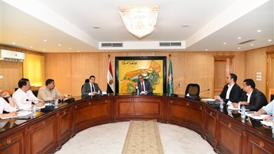 محافظ الفيوم يترأس اجتماع اللجنة الدائمة لدراسة طلبات المشروعات الاستثمارية بالساحل الجنوبي لبحيرة قارون