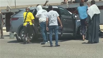 ضابط أمريكي يتدخل لإنقاذ مصابين في حادث مأساوي لعائلة مصرية على طريق العين السخنة| صور 