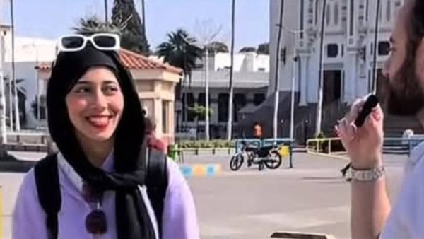 طالبة الفيديو المسيء