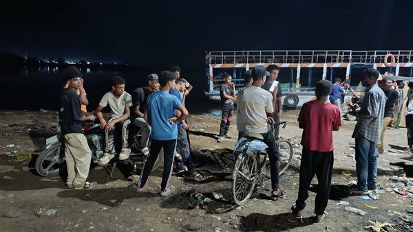 أهالي القرية خلال