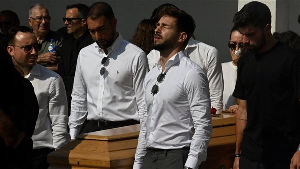 نيفيز يشارك في حمل