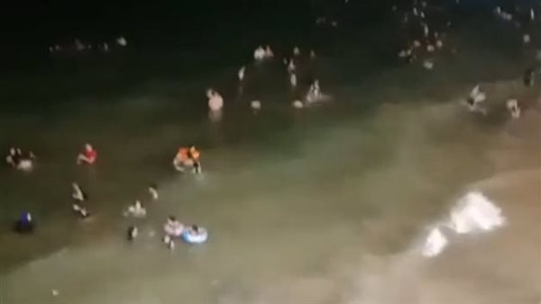 نزول المصطافين للبحر