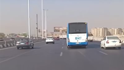 تداول صور لانحراف الأتوبيس الترددي عن مساره بالطريق الدائري.. ومسؤول يعلق: كان بيلف