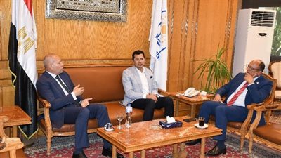 لمناقشة دكتوراه عضو مجلس نواب.. رئيس جامعة حلوان يستقبل وزيري الشباب والمجالس النيابية ومحافظ القاهرة ورئيس الحي 