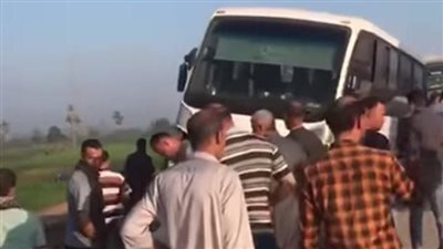 اصطدام سيارة نقل وأتوبيس على الطريق الإقليمي بمدينة العاشر من رمضان