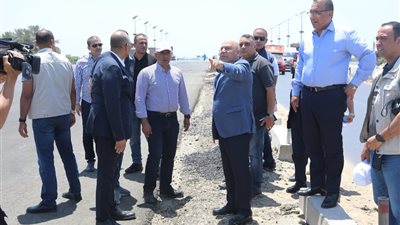 بعد توجيهات الرئيس.. وزير النقل يصطحب قيادات هيئة الطرق لتفقد الإقليمي الجديد