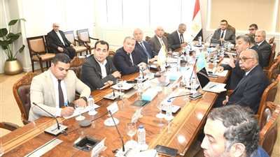 وزير الإسكان يتابع موقف مشروعات مياه الشرب والصرف ضمن مبادرة حياة كريمة بالمنيا