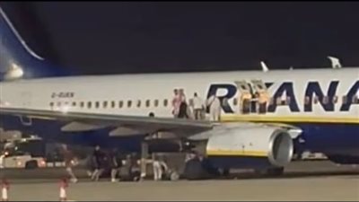 كسور وإصابات بالغة.. فوضى ورعب على متن طائرة بإسبانيا بسبب إنذار كاذب