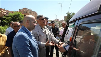 محافظ الجيزة يضبط سائقًا يسير عكس الاتجاه بطريق بهرمس في أوسيم