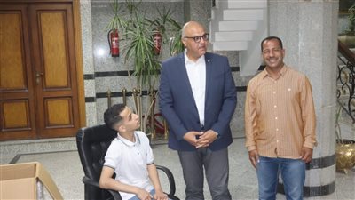 محافظ القليوبية يوفّر كرسيًا كهربائيًا لمواطن من ذوي الهمم
