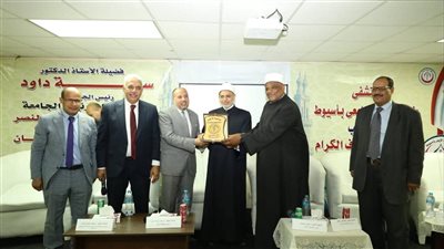 رئيس جامعة الأزهر يكرم أمين عام هيئة كبار العلماء ونائب رئيس الجامعة للوجه القبلي 