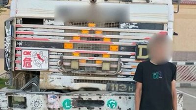 ضبط سائق سيارة نقل ثقيل تناثرت الحمولة خلال سيره على الطريق الدائري بالقاهرة