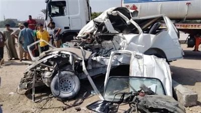 مصرع شخصين وإصابة 3 آخرين في تصادم سيارة نقل مع ملاكي على محور الضبعة بمطروح