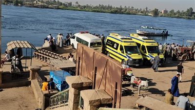 بداخلها شخصين أبناء عمومة.. الإنقاذ النهري يحاول انتشال سيارة سقطت من معدية داخل نهر النيل في قنا | صور