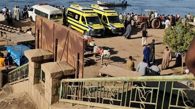 جارٍ انتشال المفقودين.. محافظ قنا يتابع جهود البحث عن سيارة سقطت من معدية في نهر النيل بقنا