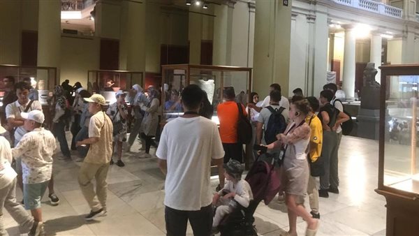 السائحين العرب والأجانب