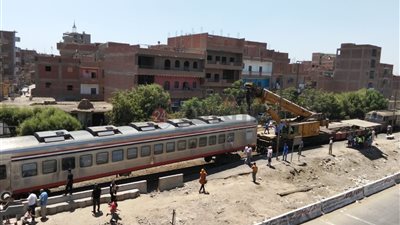 نجاح ونش السكة الحديد العملاق في رفع عربة القطار الخارجة عن القضبان بالمنوفية