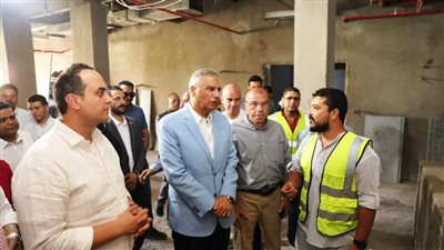 محافظ أسوان ومدير الرعاية يتفقدان مشروع تطوير مستشفى التأمين الصحي