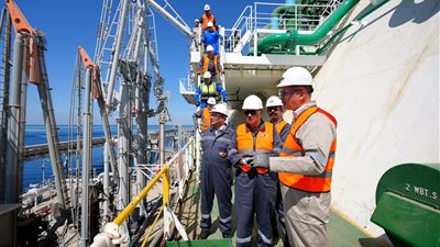 وزير البترول يتفقد سفينتي التغييز بالعين السخنة