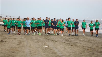 مران صباحي لفريق المصري على شاطئ بورسعيد تحت قيادة نبيل الكوكي