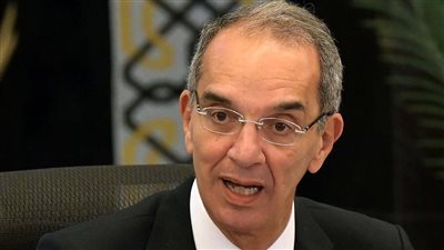 وزير الاتصالات يعد المواطنين بإعادة جميع خدمات المحمول والشبكات والتحويلات المالية والبنكية خلال ساعات