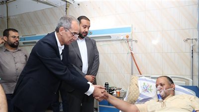 وزير الاتصالات يقطع زيارته لخارج مصر ويوجه بتعويض المتضررين ويزور المصابين في الحادث