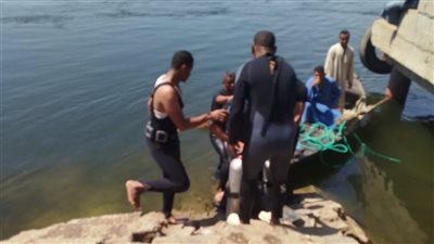 بها شابان مفقودان.. التحفظ على سائق السيارة المنكوبة بعد سقوطها من العبارة في النيل بقنا