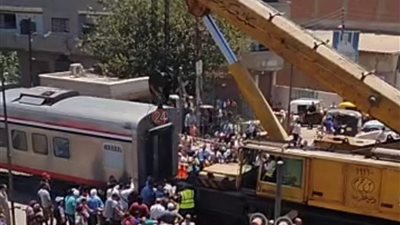 وصول ونش عملاق لرفع عربة القطار الـ vip إلى القضبان مرة أخرى في المنوفية