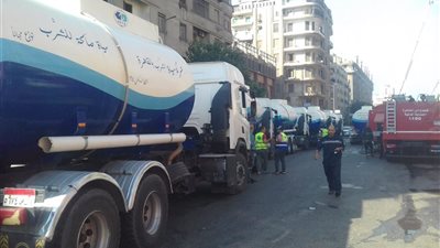 مياه القاهرة تشارك بـ10 سيارات لإطفاء حريق سنترال رمسيس.. وفرق طوارئ لمتابعة شفط المياه المستخدمة