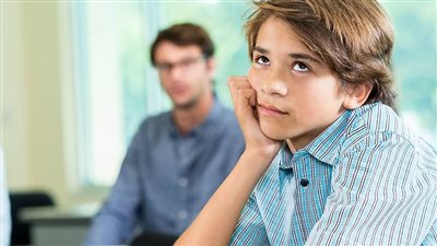 أفضل طرق معاملة الأبناء في فترة المراهقة.. خبراء يوضحون