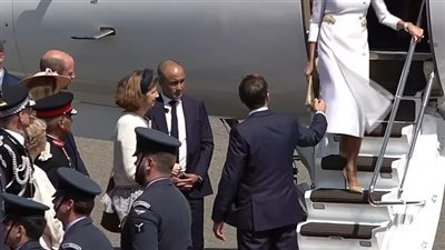 بعد واقعة القلم.. زوجة ماكرون تحرجه مجددًا في لندن وترفض إمساك يده على سلم الطائرة