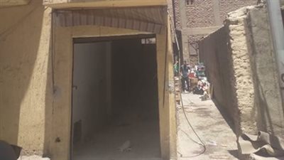 مقام في منتصف الشارع.. إزالة محل تجاري مخالف بالأقصر