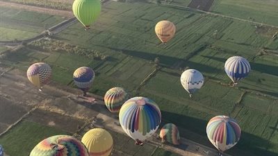 رغم ارتفاع الحرارة.. 18 رحلة بالون طائر تقل 350 سائحًا بسماء الأقصر