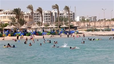 التذكرة بـ50 جنيها.. إقبال من المواطنين على شواطئ الغردقة هربا من ارتفاع درجات الحرارة