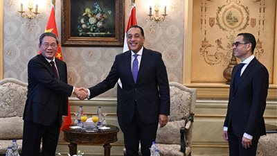 رئيس الوزراء يستقبل رئيس مجلس الدولة الصيني بمطار القاهرة الدولي