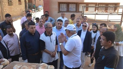 محافظ الوادي الجديد يتفقد بعض مخابز مدينة الخارجة للتأكد من جودة رغيف الخبز