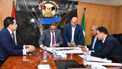 محافظ الفيوم يتسلم تقرير ومخرجات دراسة الاستخدام الأمثل للأراضي جنوب بحيرة قارون