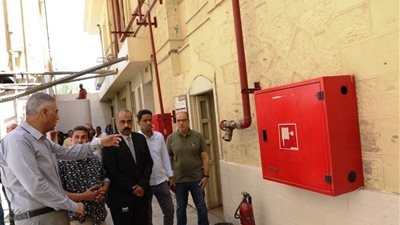 محافظ أسوان يطمئن على انتظام تشغيل السيرفرات ونظم الاتصالات بالسنترال الرئيسي