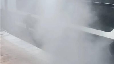 انبعاث أدخنة مكثفة من قطار تالجو متجها إلى الإسكندرية.. والسائق يقف بمحطة قويسنا | تفاصيل