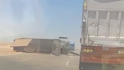 انقلاب مقطورة تريلا يتسبب في إعاقة مرورية بطريق الواحات البحرية