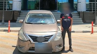 بقصد اللهو.. ضبط شخص سمح لصغاره بالجلوس أعلى نوافذ سيارة بالجيزة