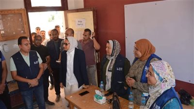 نائب محافظ الوادي الجديد تتابع استعدادات استقبال قافلة إيد واحدة بقرية ناصر الثورة